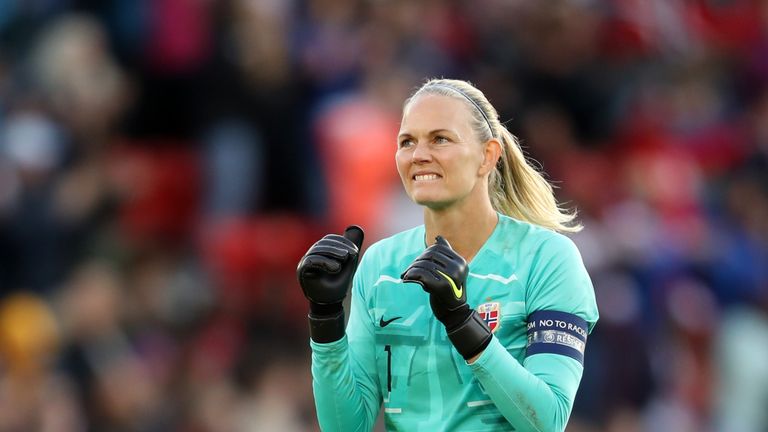 La capitana noruega Ingrid Hjelmseth celebra la victoria contra Inglaterra