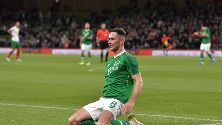 Dos goles tardíos vieron a Irlanda pasar a Bulgaria en el estadio Aviva en septiembre