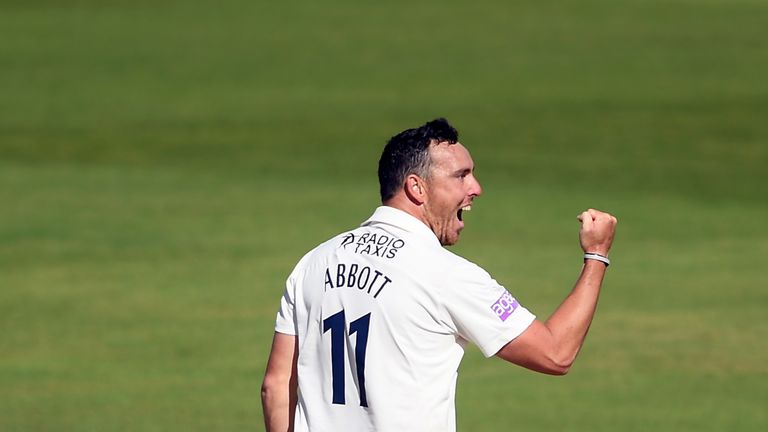 Kyle Abbott tomó nueve wickets en las entradas de Somerset en Southampton