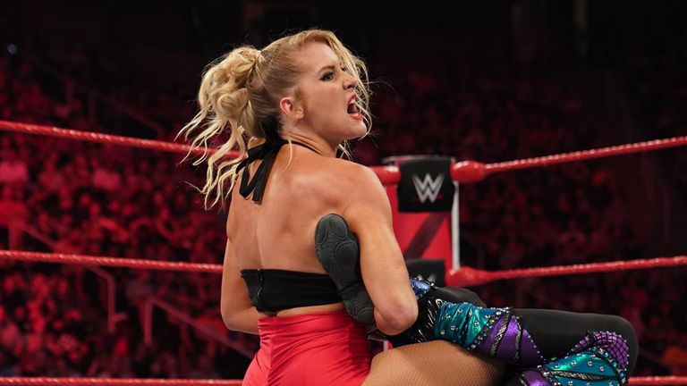 Lacey Evans se burló de Natalya usando su finalizador Sharpshooter para vencer a Dana Brooke esta semana "itemprop =" imagen