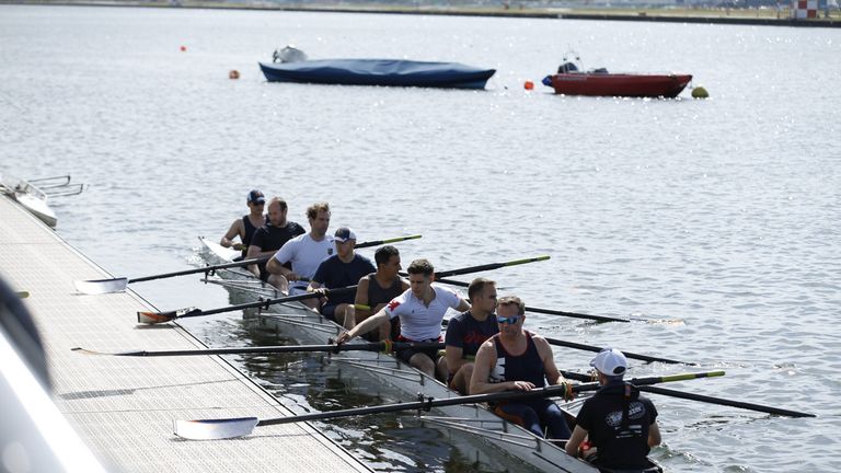 Tristán fue a encontrarse con las Nutrias en el centro de regatas Royal Docks Adventure en el río Támesis