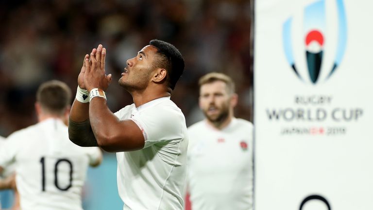 Manu Tuilagi reza después de anotar su segundo intento contra Tonga