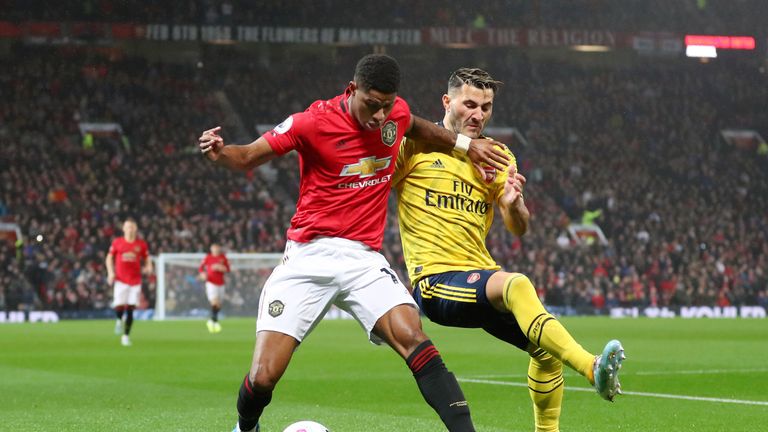 Marcus Rashford y Sead Kolasinac en acción en Old Trafford