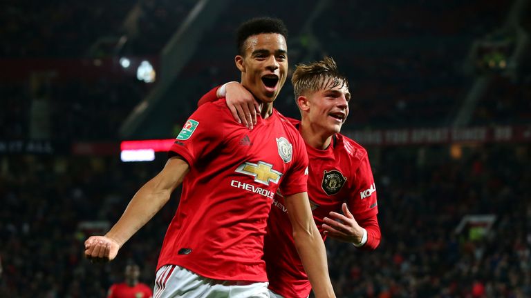 Williams celebra con su compañero graduado de la academia Mason Greenwood