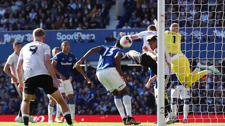 Yerry Mina tira la pelota a su propia red para darle ventaja a Sheffield United