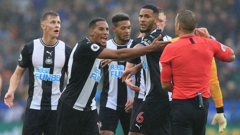 Newcastle no recibió la ayuda de la tarjeta roja de 43 minutos de Isaac Hayden