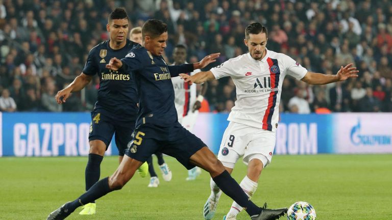 Raphael Varane y Pablo Sabariba luchan por el balón en el primer partido del Grupo A de la Liga de Campeones