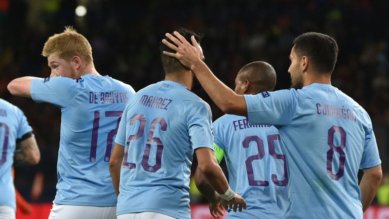 Manchester City celebra después del gol de Riyad Mahrez contra Shakhtar Donetsk