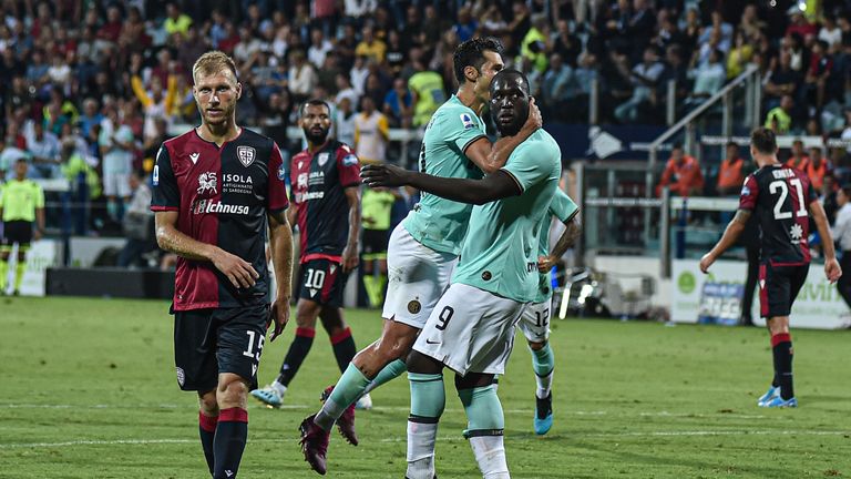 Lukaku mira hacia los fanáticos de Cagliari después de recibir presuntos abusos racistas a principios de esta temporada 