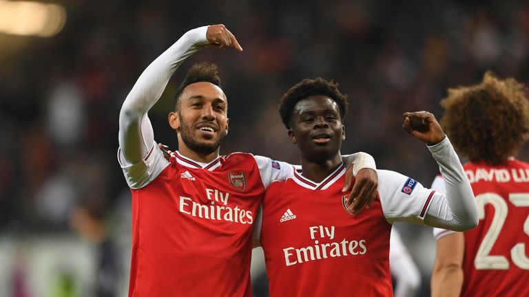 Bukayo Saka comienza por el Arsenal