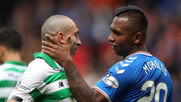 Scott Brown de Celtic y Alfredo Morelos de los Rangers en el campo durante el derby Old Firm