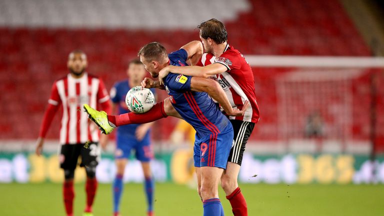 Sunderland's Charlie Wyke (left) and Sheffield United's Richard Stearman (right) battle for the ball