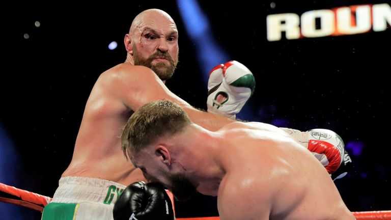 Fury se quedó con una herida abierta sobre su ojo derecho en la tercera ronda