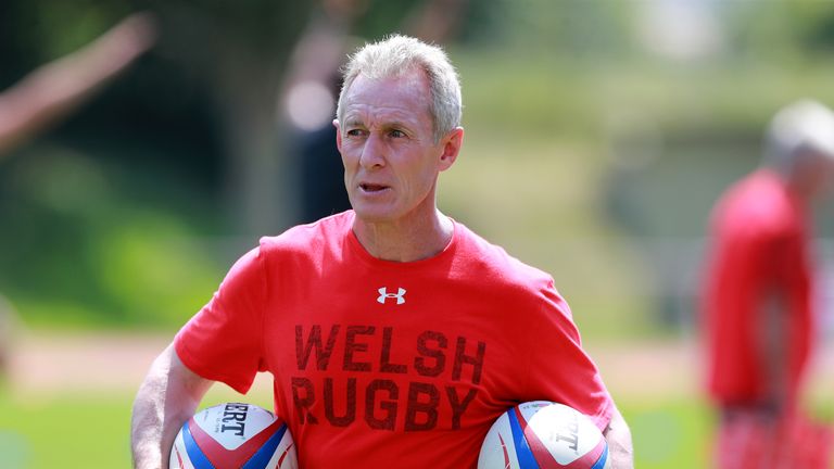 El entrenador asistente de Gales, Rob Howley, se vio obligado a abandonar la Copa del Mundo por una supuesta violación de las normas de apuestas.