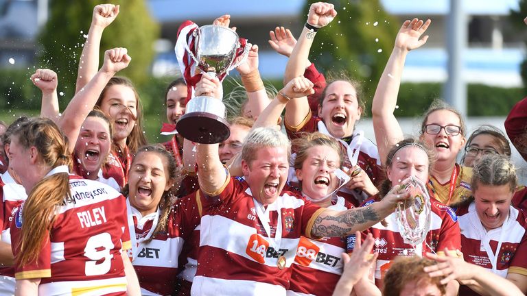   La capitana de Wigan, Gemma Walsh, levanta el Trofeo de la Gran Final Femenina en 2018