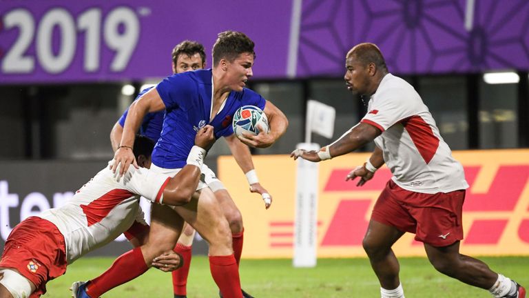 Francia venció por poco a Tonga para alcanzar los cuartos de final