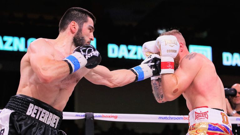 Artur Beterbiev derrotó a Oleksandr Gvozdyk en Filadelfia