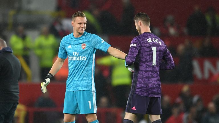 Leno le da la mano a David de Gea a principios de esta temporada en Old Trafford