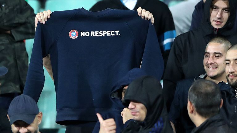 Un partidario de Bulgaria sostiene una sudadera con las palabras 'No Respect' mostradas en el pecho durante el juego contra Inglaterra