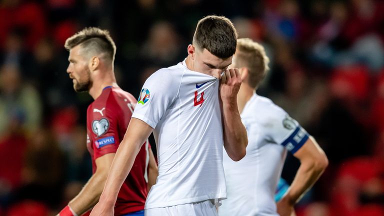 Declan Rice parece abatido durante la República Checa vs Inglaterra