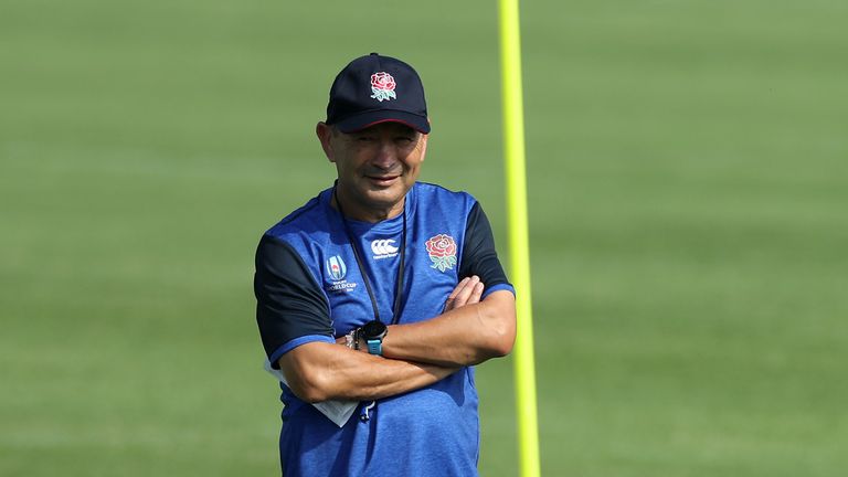 El entrenador en jefe de Inglaterra, Eddie Jones, vigila el entrenamiento antes de su partido de la Copa Mundial contra Argentina