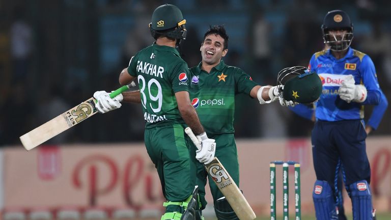 Fakhar Zaman y Abid Ali celebran cuando Pakistán venció a Sri Lanka en la reciente serie ODI en su tierra natal