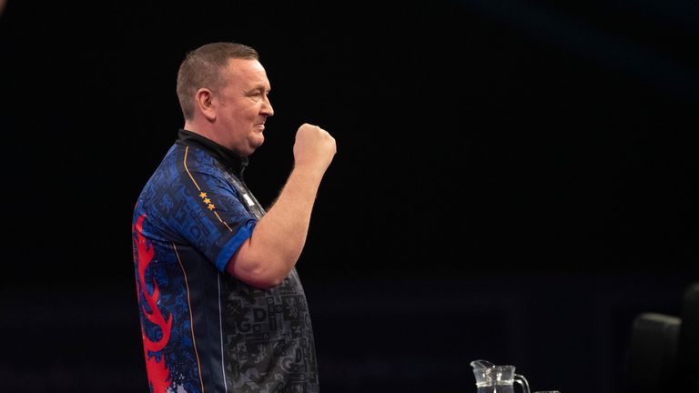 El debut de Glen Durrant en el Gran Premio Mundial lo vio atravesar un choque de clase alta con Krzysztof Ratajski