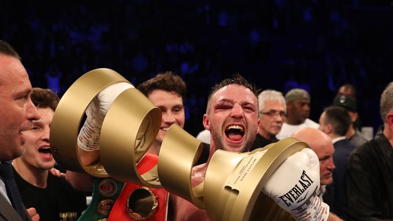 Taylor celebra con el trofeo Muhammad Ali.