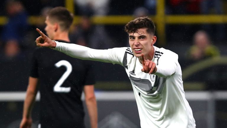 Kai Havertz celebra después de marcar su primer gol para Alemania