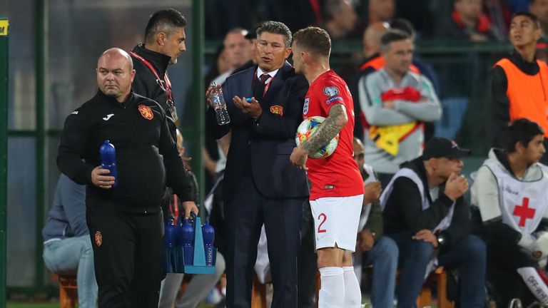 El manager de Bulgaria, Krasimir Balakov (L) afirmó no haber escuchado abuso racista dirigido a jugadores de Inglaterra 