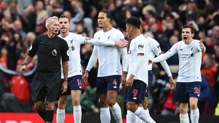 Martin Atkinson, uno de los oficiales más experimentados de la Premier League, dirigió el domingo el Manchester United vs Liverpool.