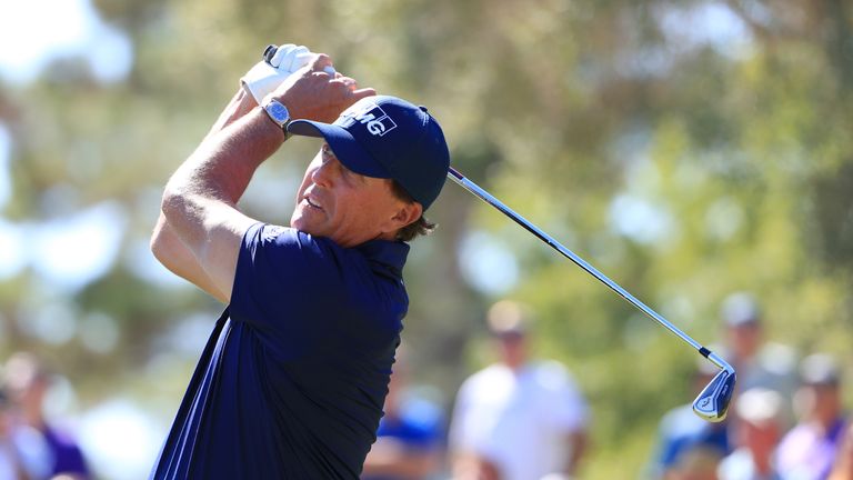 Phil Mickelson abrió con un birdie de siete 65