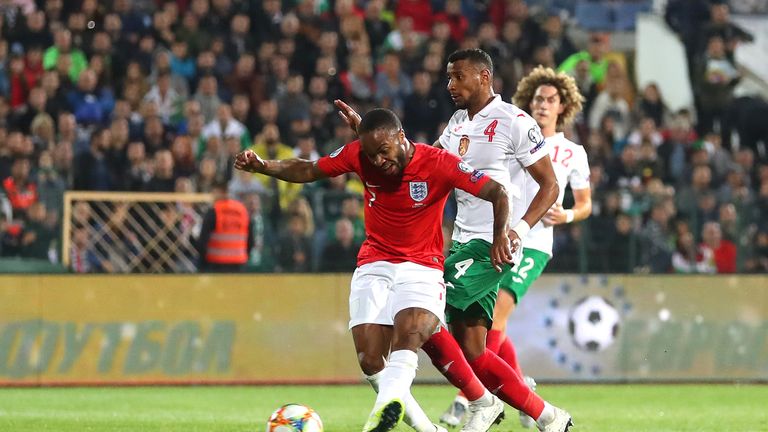 Raheem Sterling marca el quinto gol de Inglaterra en la victoria sobre Bulgaria