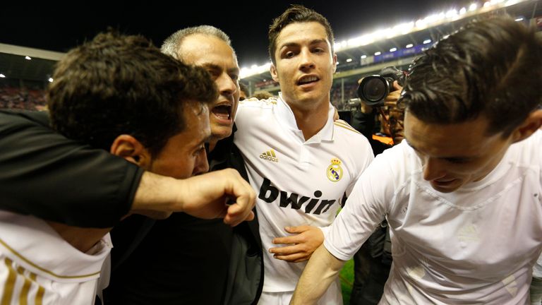 Cristiano Ronaldo celebra con el entrenador del Real Madrid, José Mourinho, después de ganar el título de La Liga en 2012