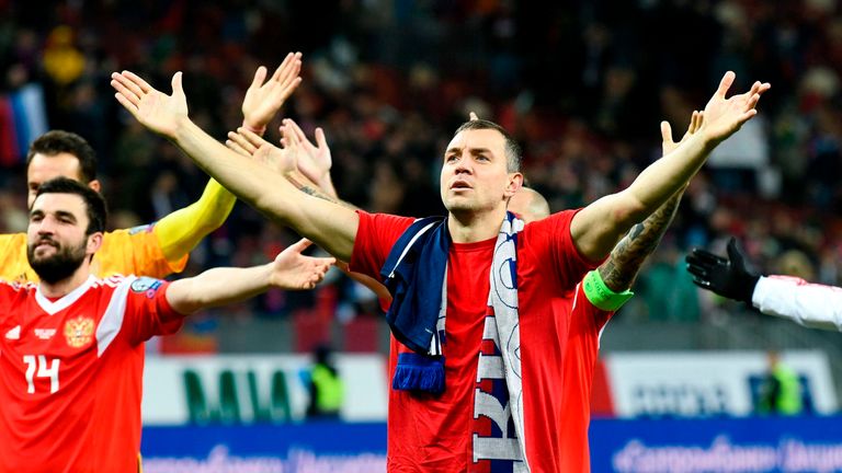 Dzyuba takes the acclaim from the Russia supporters at the Luzhniki Arena