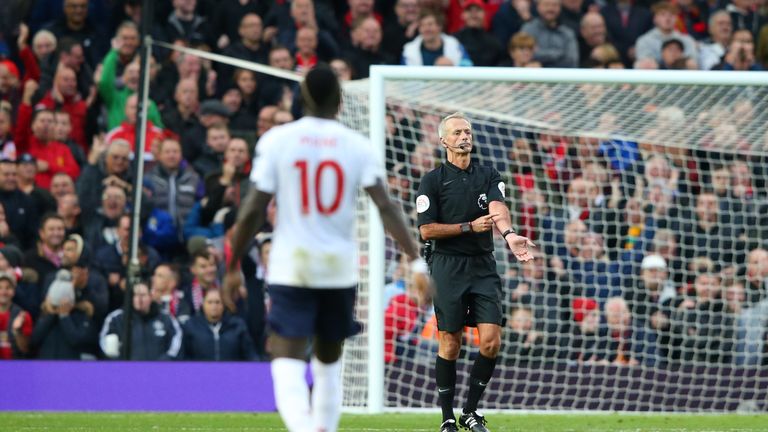 Martin Atkinson señala balonmano después de que VAR descarta el gol de Sadio Mane contra Manchester United