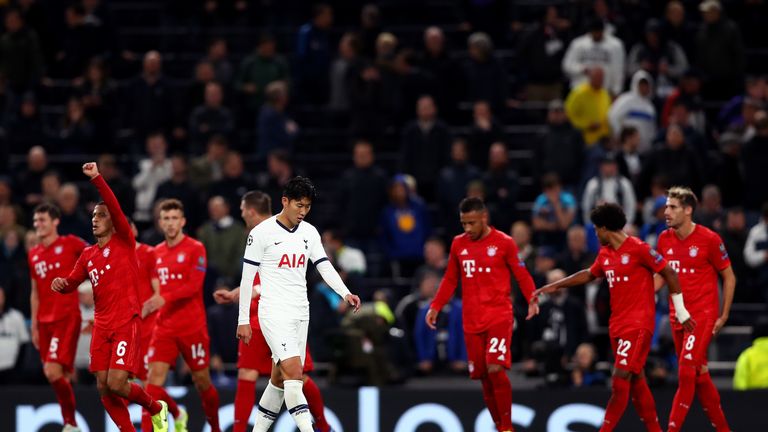 Heung-Min Son parece abatido después de que el Bayern de Múnich anotara su sexto