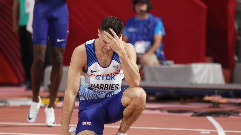 Toby Harries dejó caer la batuta durante la final masculina de 4x400m