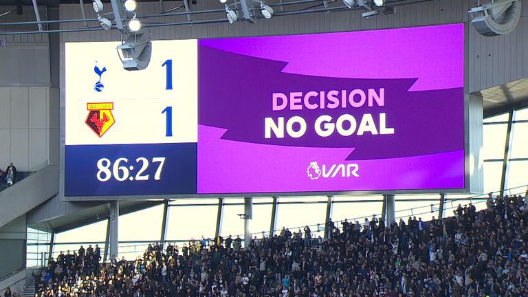 El marcador del Tottenham dice erróneamente que el gol de Dele Alli ha sido rechazado