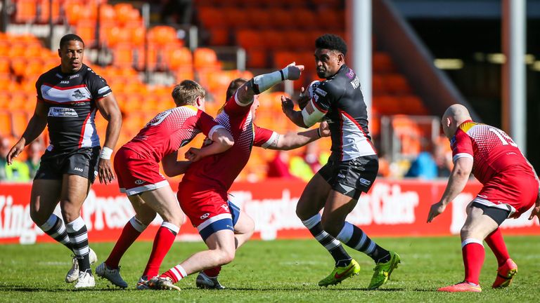 El hermano de Kevin Naiqama, Wes, en acción para los Broncos de Londres