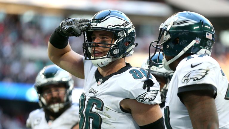 Zach Ertz salutes the crowd after his touchdown for the Eagles