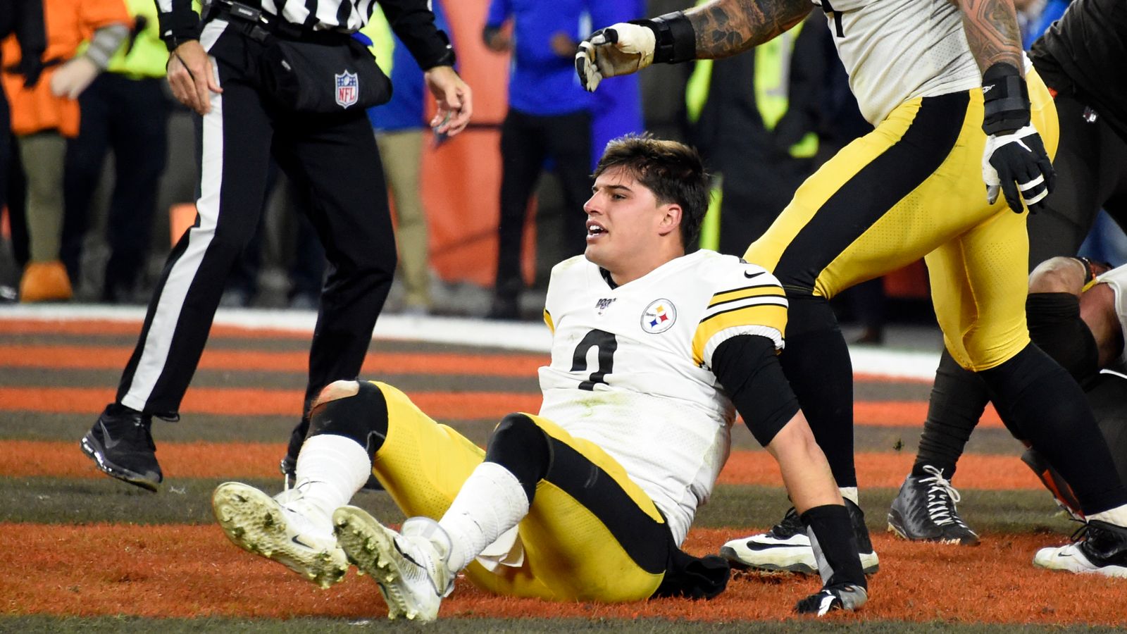 Mason Rudolph of the Pittsburgh Steelers attempts to recover a