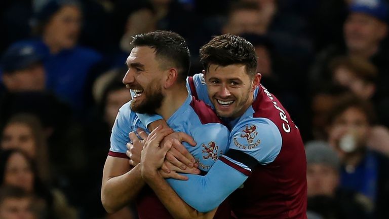 Aaron Cresswell celebra su gol con Robert Snodgrass