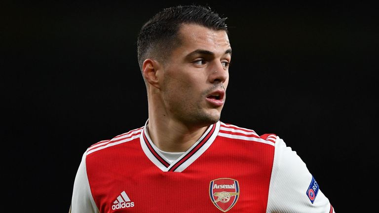 Al mediocampista del Arsenal Granit Xhaka se le podría ofrecer un salvavidas con Hertha Berlin