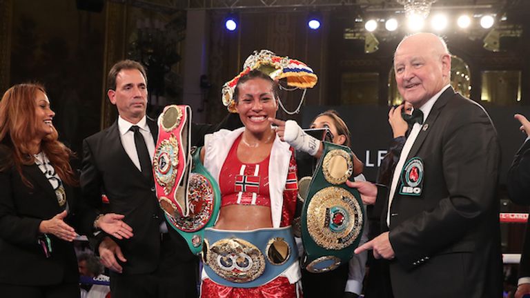 Cecilia Braekhus celebra con todos sus títulos