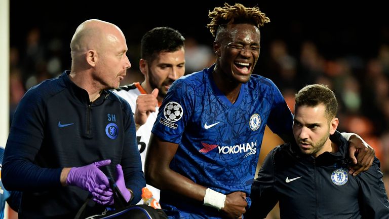 Tammy Abraham es ayudado a salir del campo después de lesionarse