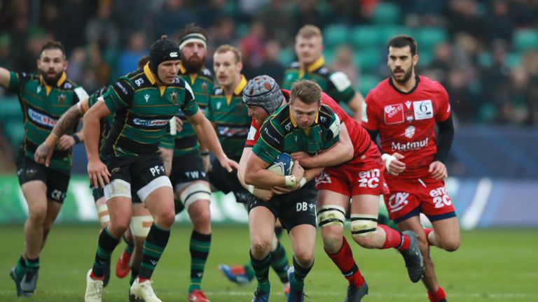 Dan Biggar carries for Saints