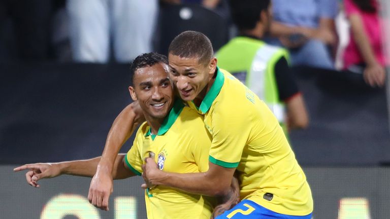 Richarlison felicita a Danilo por su gol para Brasil