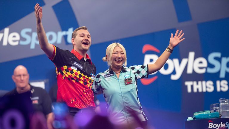 Suzuki y Ashton compitieron en el Grand Slam of Darts