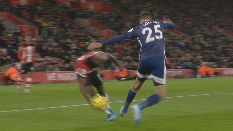 La repetición muestra que la pelota parece tocar la mano de Moussa Djenepo en la acumulación del ecualizador crucial de Danny Ing.